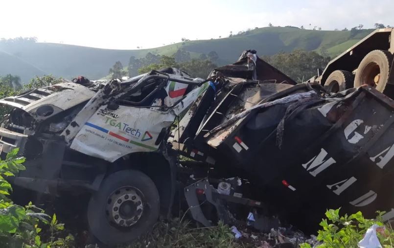 Caminhão com materiais recicláveis capota e motorista fica gravemente ferido na BR-459