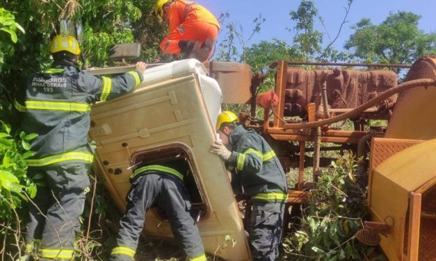 Caminhoneiro morre após veículo tombar no interior de Minas