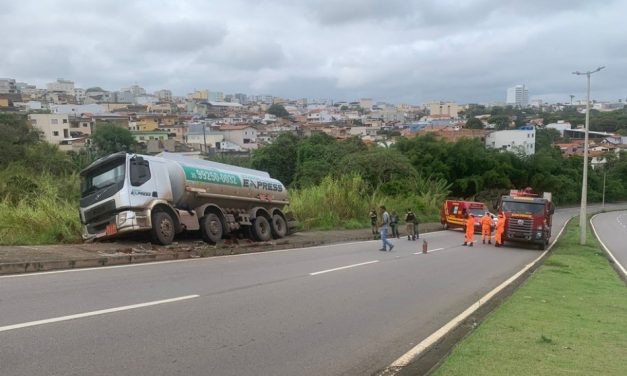 Caminhão tanque com 18 mil litros de álcool não consegue subir rua e quase tomba em Varginha