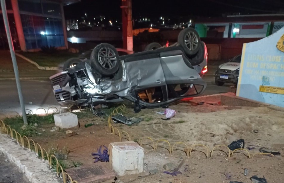 Homem fica ferido após carro capotar em Bom Despacho