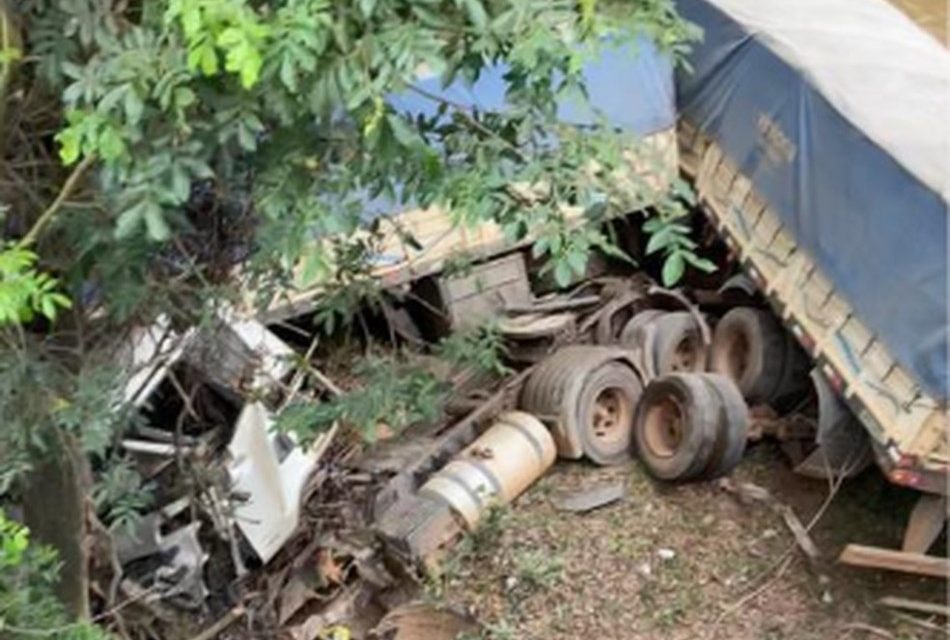 Carreta cai de uma ponte e motorista morre em Nova Serrana