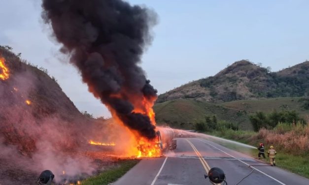 Carreta com detergente pega fogo e chamas alastram para área de vegetação na BR-116 