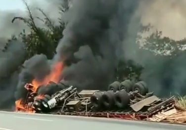 Carreta tomba e pega fogo na BR-262 entre Pará de Minas e Juatuba