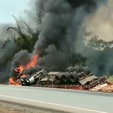 Carreta tomba e pega fogo na BR-262 entre Pará de Minas e Juatuba