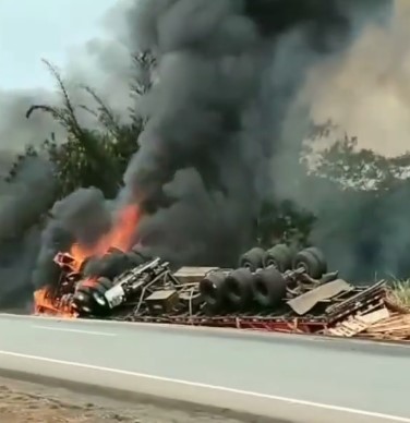 Carreta tomba e pega fogo na BR-262 entre Pará de Minas e Juatuba