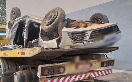 Perseguição policial termina com ladrões mortos e carro destruído em Araújos