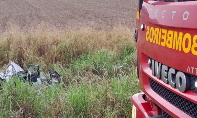 Carro capota na MG-444 e motorista é resgatado em estado grave