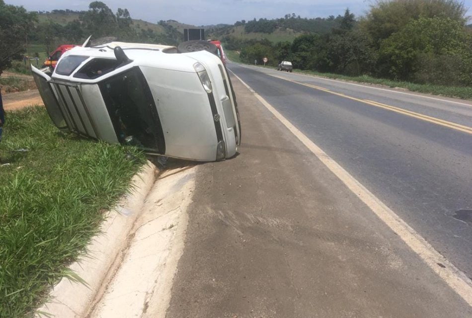 Mulher fica ferida após acidente na MG-050, em Piumhi