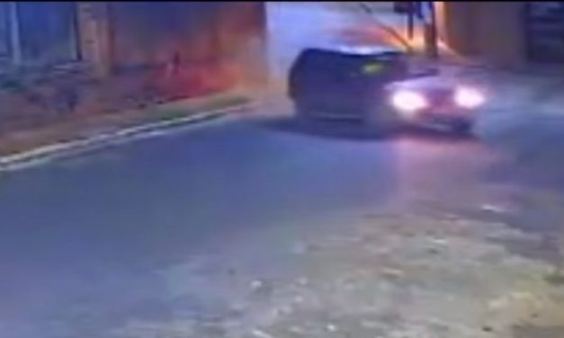 Veículo desgovernado invade residência no centro de Piumhi