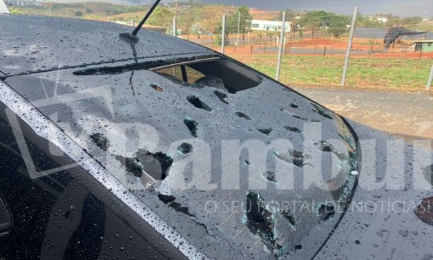 Chuva de granizo assusta e provoca estragos em Bambuí