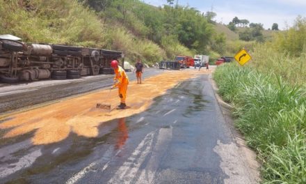 Tráfego de veículos é liberado na BR-494 após limpeza de óleo, entre Oliveira e Carmo da Mata