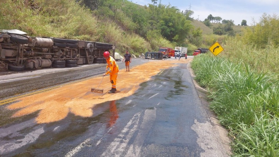Tráfego de veículos é liberado na BR-494 após limpeza de óleo, entre Oliveira e Carmo da Mata