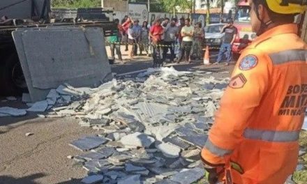 Donos de marmoraria morrem esmagados por placas de granito enquanto descarregavam caminhão em Minas