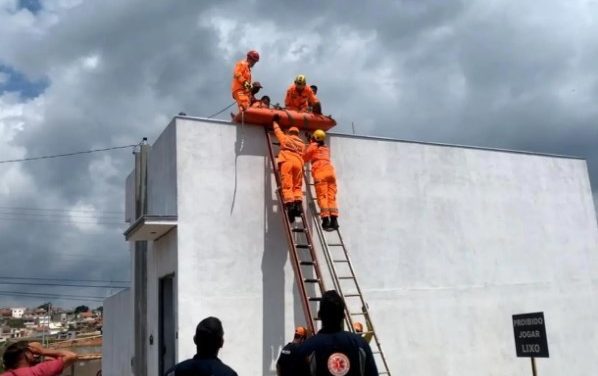 Pintor sofre descarga elétrica no trabalho e tem 50% do corpo queimado, em Minas