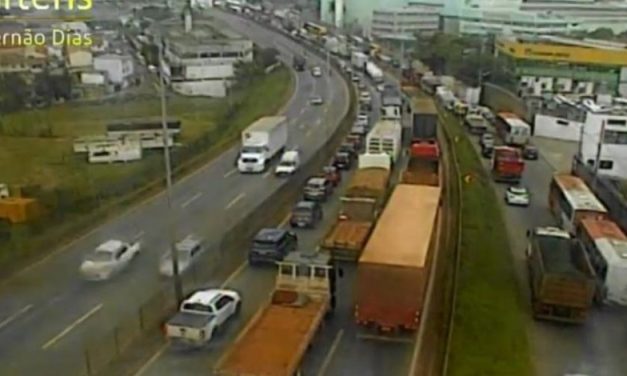 Acidente envolvendo 10 veículos interdita trecho da rodovia BR-381