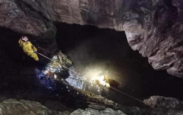 Homem morre após cair de cachoeira de 30 metros em Minas