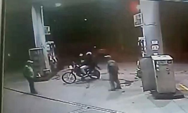 Assaltantes batem motocicleta em muro após roubarem postos de combustíveis