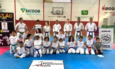 Atleta de Formiga participa de curso de karatê em Lagoa da Prata