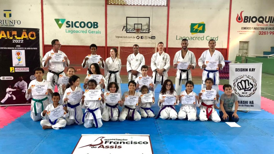 Atleta de Formiga participa de curso de karatê em Lagoa da Prata
