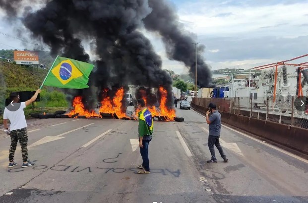 Caminhoneiros fecham BR-381 perto da Regap, em Betim