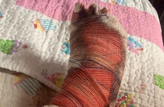 Mulher é agredida, jogada para fora de carro e atropelada em MG