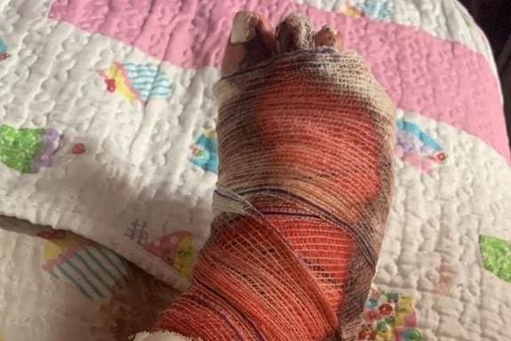Mulher é agredida, jogada para fora de carro e atropelada em MG
