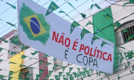 Rua enfeitada de verde-amarelo para a Copa chama a atenção com faixa que diz: ‘Não é política’