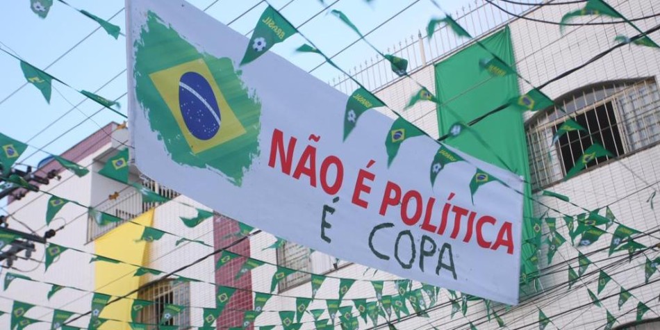 Rua enfeitada de verde-amarelo para a Copa chama a atenção com faixa que diz: ‘Não é política’