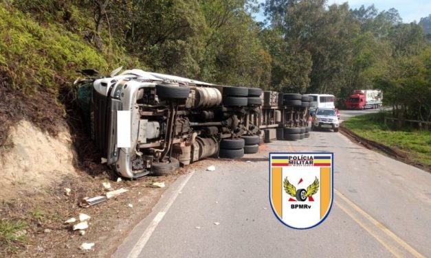 Motorista de caminhão semirreboque fica ferido após veículo tombar na MG-350, na saída de Itajubá