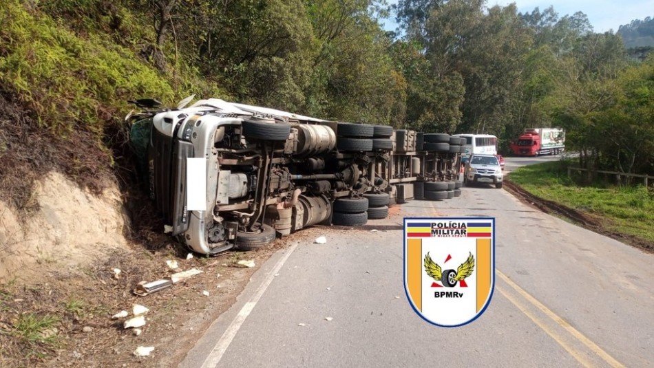Motorista de caminhão semirreboque fica ferido após veículo tombar na MG-350, na saída de Itajubá