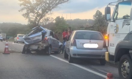 Taxista capota carro em rodovia entre Divinópolis e Itaúna