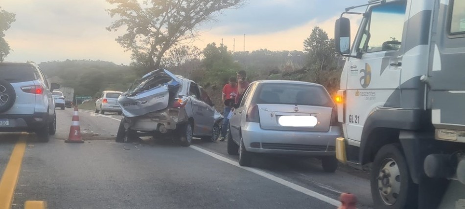 Taxista capota carro em rodovia entre Divinópolis e Itaúna