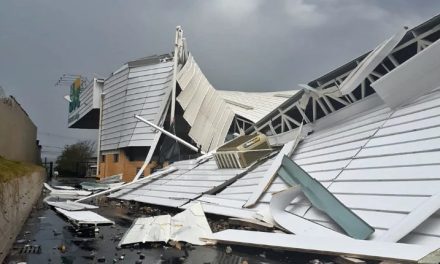 Chuva derruba telhado de supermercado e parte de estrutura de escola no Sul de Minas