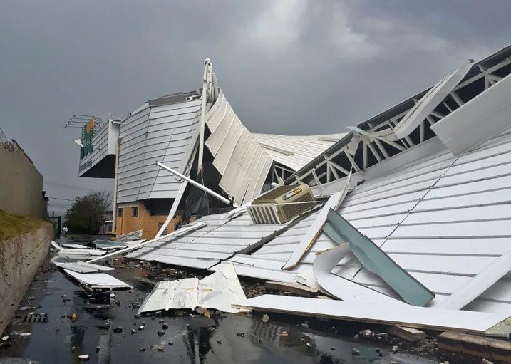 Chuva derruba telhado de supermercado e parte de estrutura de escola no Sul de Minas