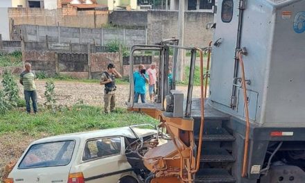 Motorista sobrevive após carro ser atingido e arrastado por trem em Itaúna