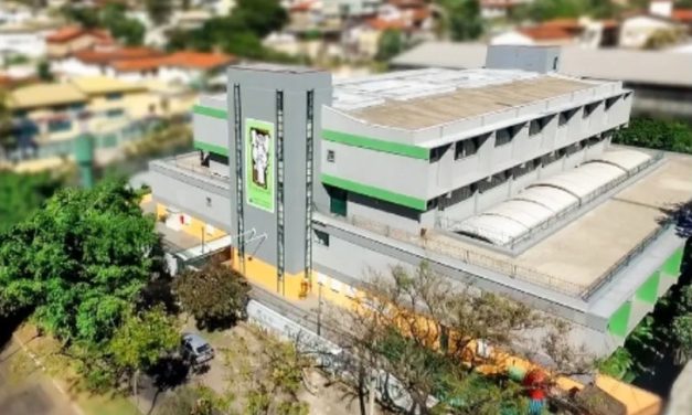 Aluno autista é agredido com golpe ‘mata-leão’ e banho de água fria por colega