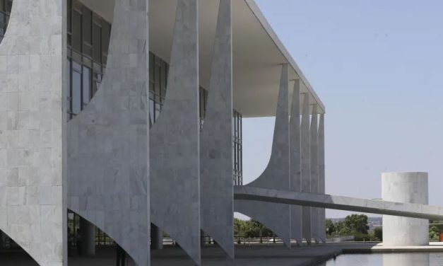 Após recusa de Ministros do STF ao convite de Bolsonaro, Planalto avalia pronunciamento do presidente nas próximas horas