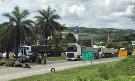 Manifestantes interditam parcialmente a MG-050 no bairro Planalto