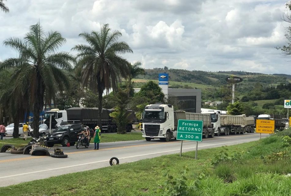 Manifestantes interditam parcialmente a MG-050 no bairro Planalto
