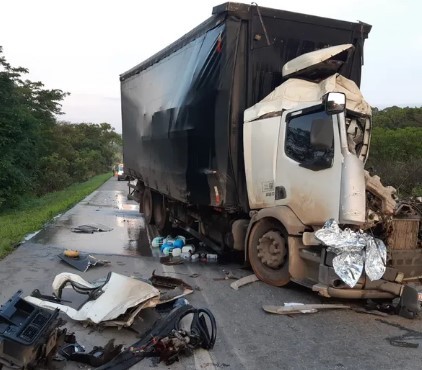Acidente entre caminhões deixa uma vítima fatal na BR-262, entre Nova Serrana e Bom Despacho