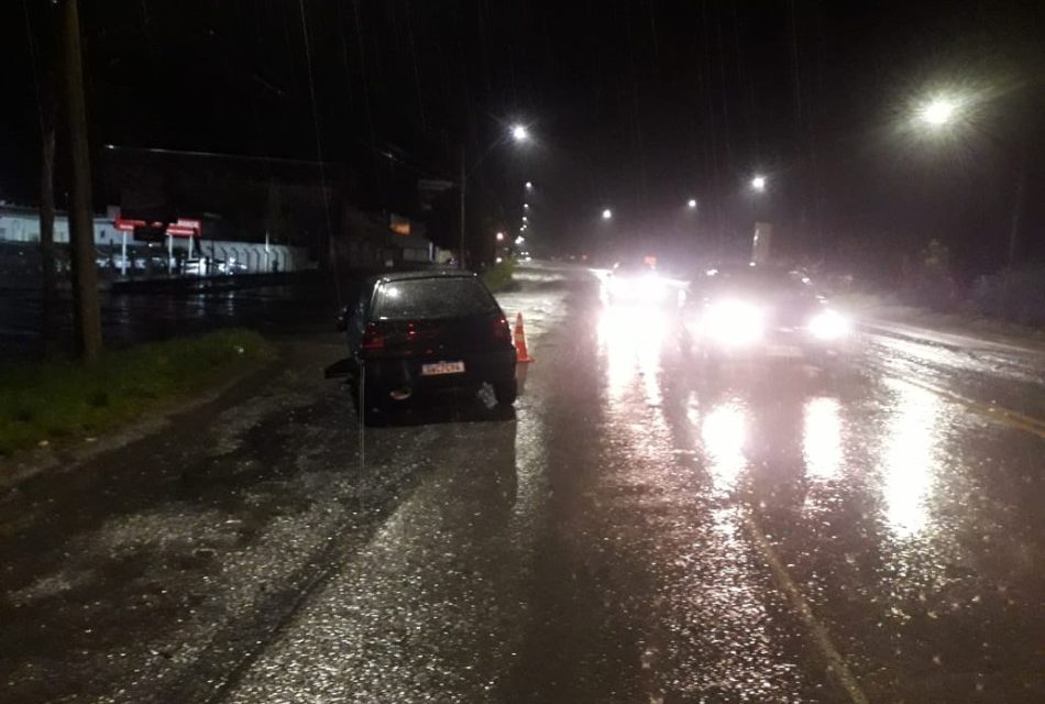 Condutor inabilitado e com sintomas de embriaguez é detido após acidente na BR-354, em Arcos