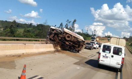 Caminhão descontrolado bate em mureta e interdita a BR-381 em MG