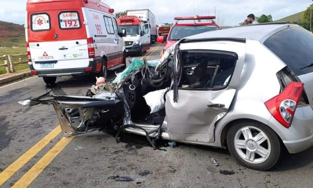 Batida frontal entre Sandero, caminhão e Voyage deixa quatro feridos na BR-116