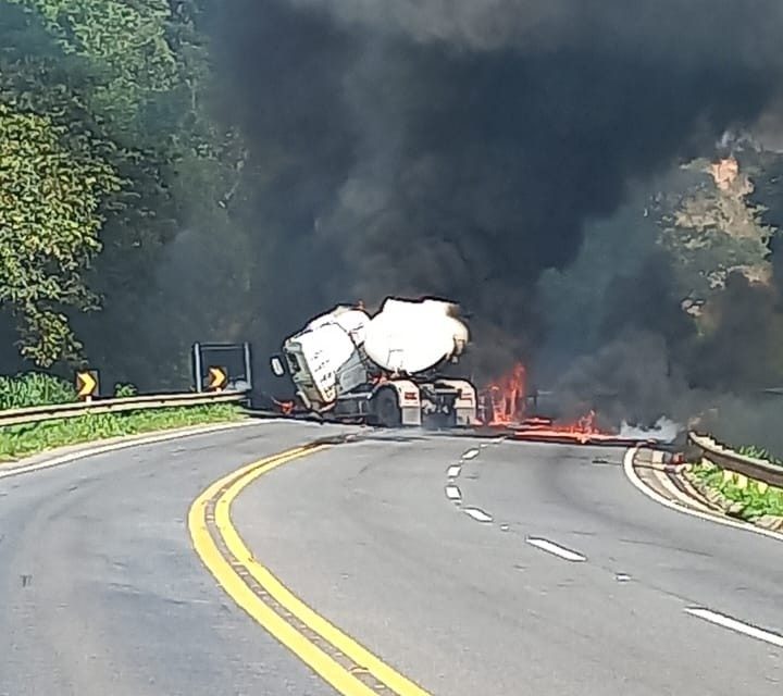 Colisão entre caminhão de combustíveis e caminhonete deixa vítimas na MG-050, entre Formiga e Córrego Fundo