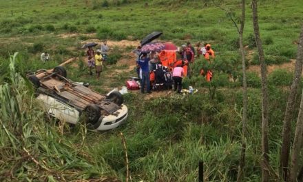 Idoso fica preso às ferragens após carro capotar em Igaratinga