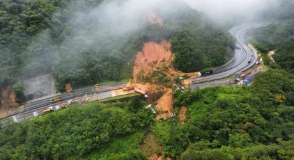 Bombeiros estimam ao menos 30 desaparecidos em deslizamento na BR-376 no Paraná