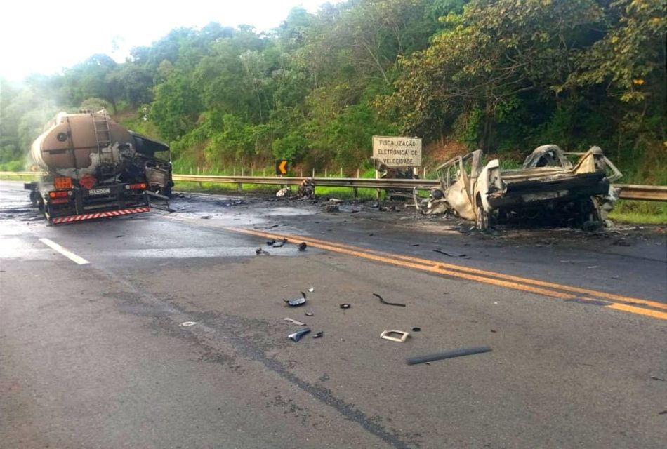 Formiguense de 19 anos morre após colisão entre caminhão de combustíveis e caminhonete na MG-050