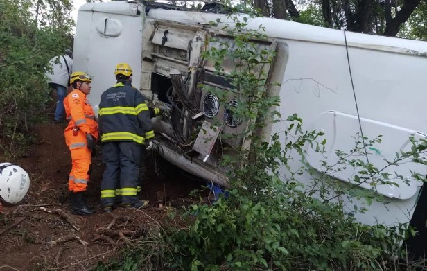 Dois morrem após ônibus com pacientes sofrer acidente em MG