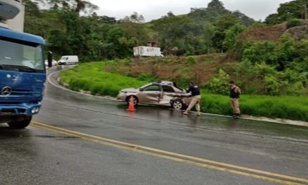 Colisão entre carro e caminhão deixa uma vítima fatal e duas feridas no Sul de MG