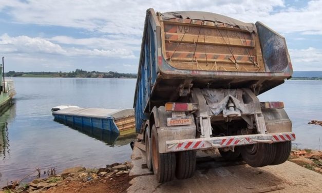 Balsa é reativada após acidente com carreta bitrem no porto do Rio Grande, em Delfinópolis